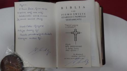 Obrazek z podpisem biskupa opolskiego Alfonsa Nossola-wlasnosc Andrzej Wasilewski